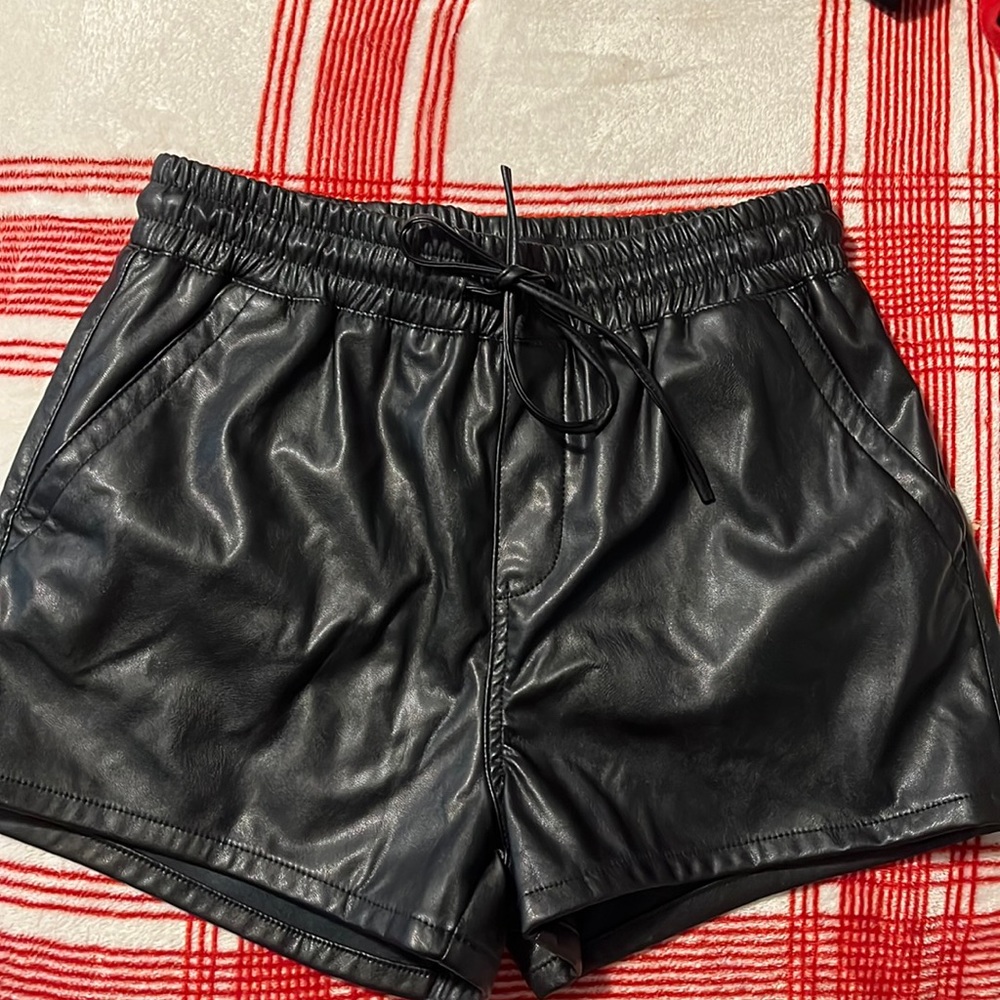 Medium faux leather shorts